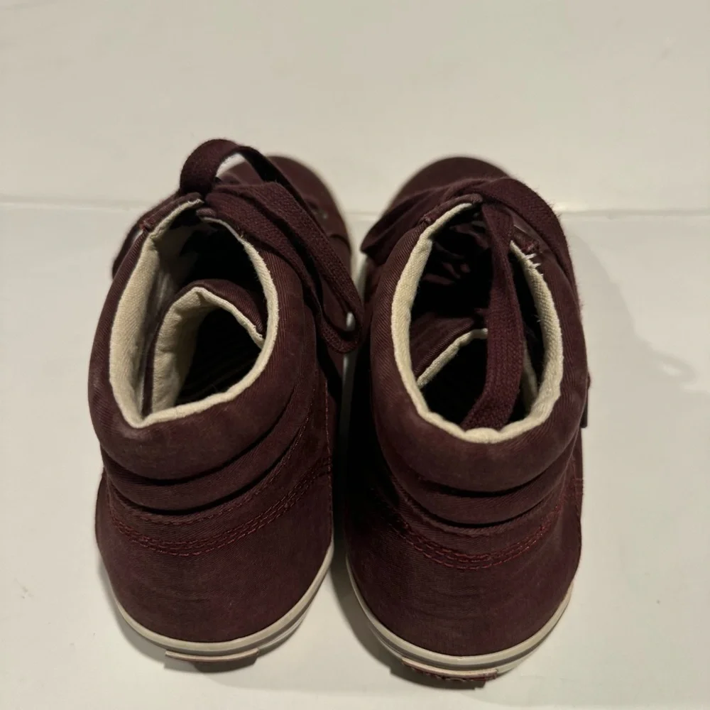 Taos Top Star Distressed Bordeaux Sneaker Size 7.5
